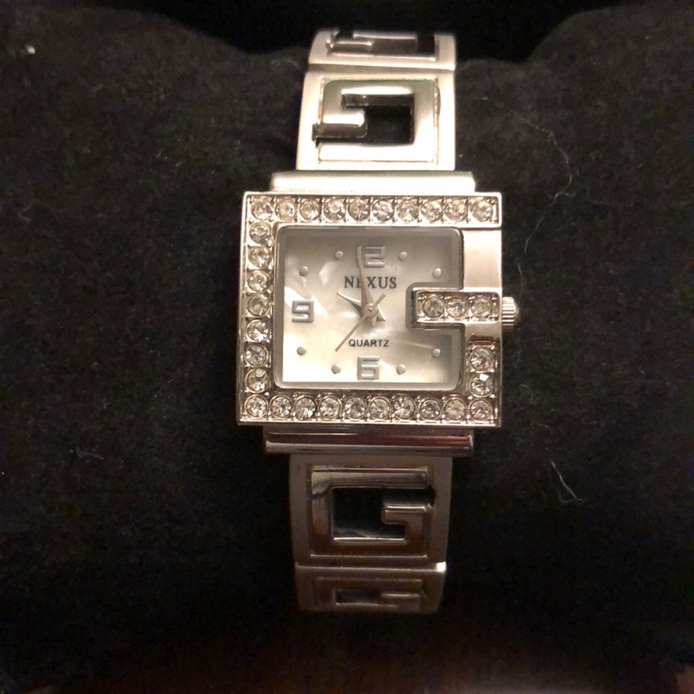 🌺Gorgeous Silver Band Watch With Rhinestones🌺